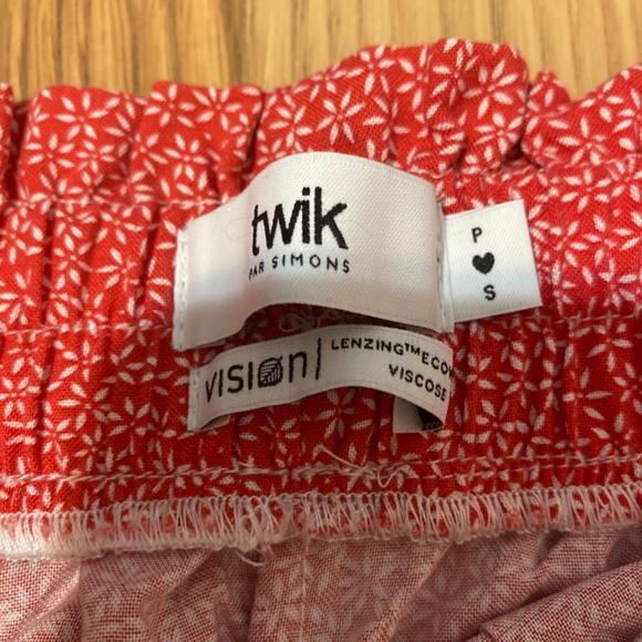 Red Skirt small - Picture 2 of 2